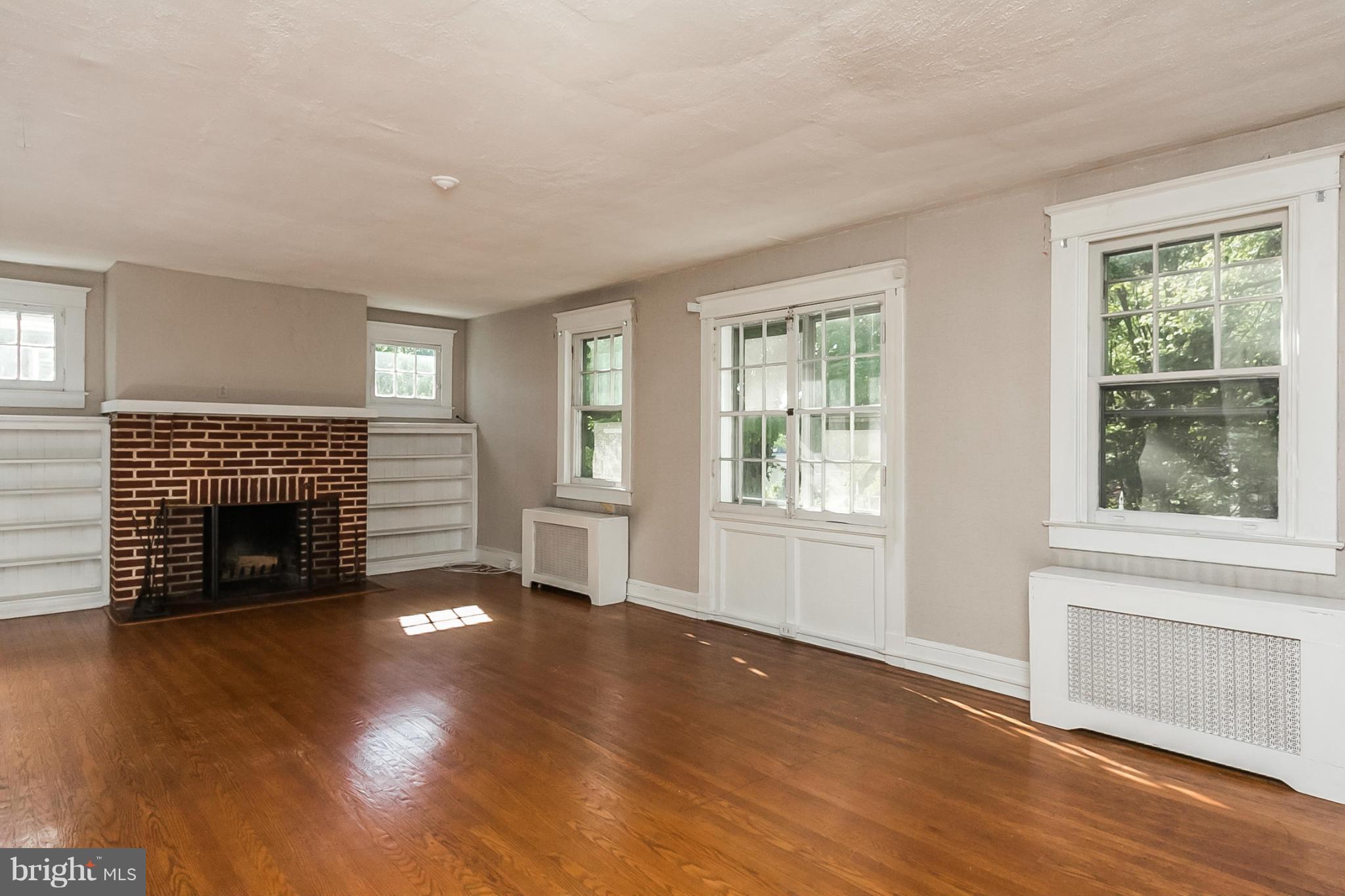 2502 Ken Oak Road Baltimore, MD 21209 - Photo 15 of 27 Living Room