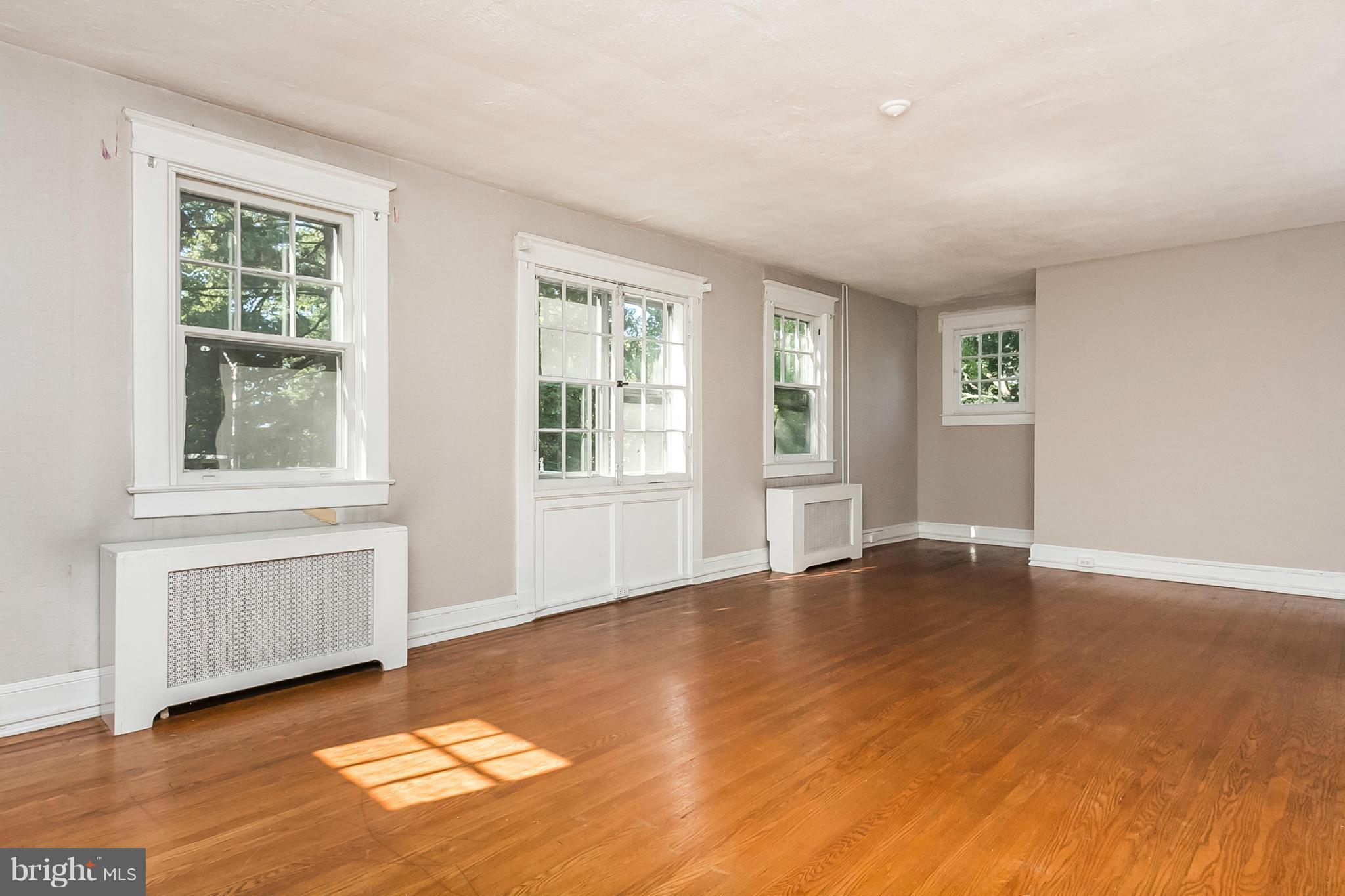 2502 Ken Oak Road Baltimore, MD 21209 - Photo 16 of 27 Living Room
