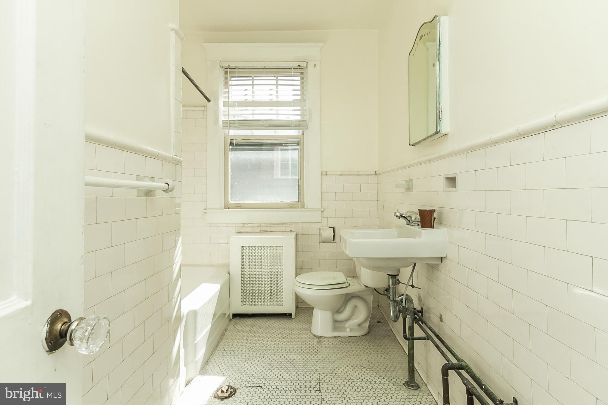 2502 Ken Oak Road Baltimore, MD 21209 - Photo 18 of 27 Bath