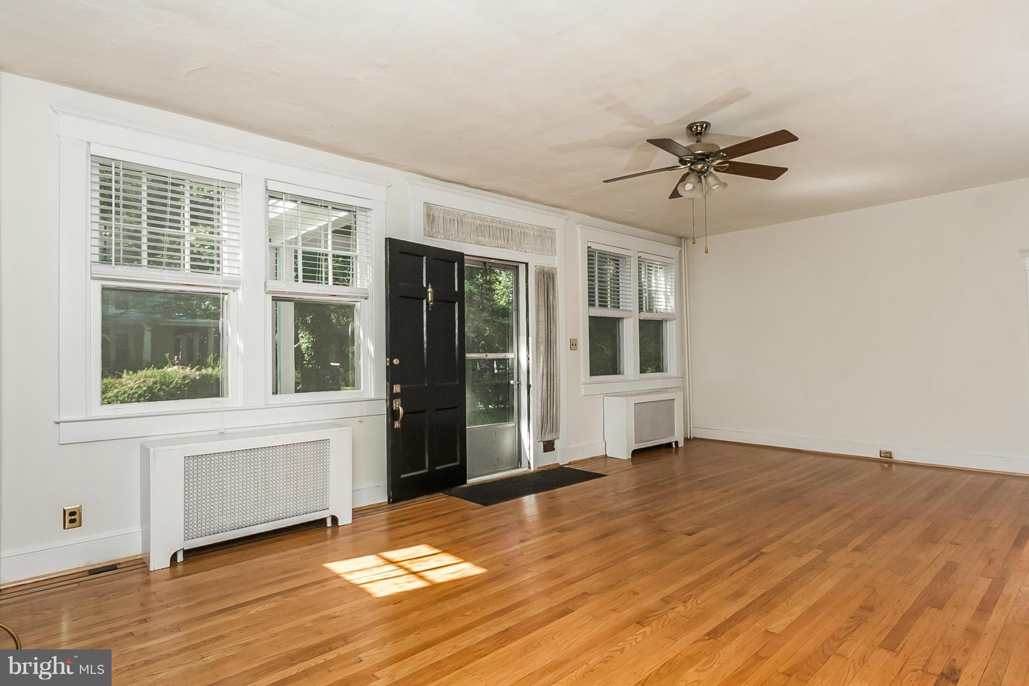 2502 Ken Oak Road Baltimore, MD 21209 - Photo 3 of 27 Living Room