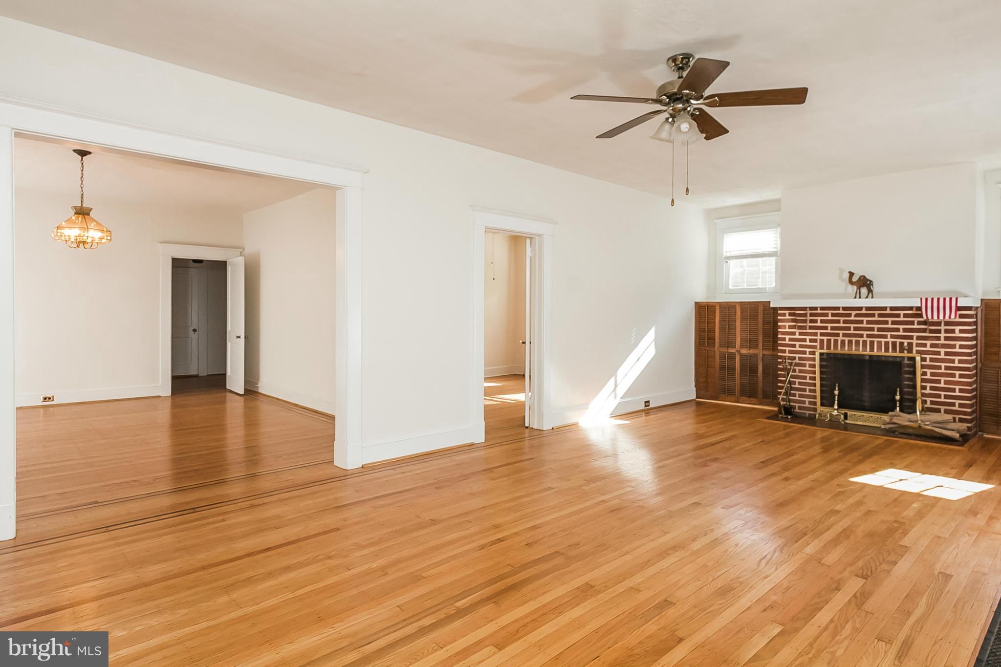 2502 Ken Oak Road Baltimore, MD 21209 - Photo 4 of 27 Living Room