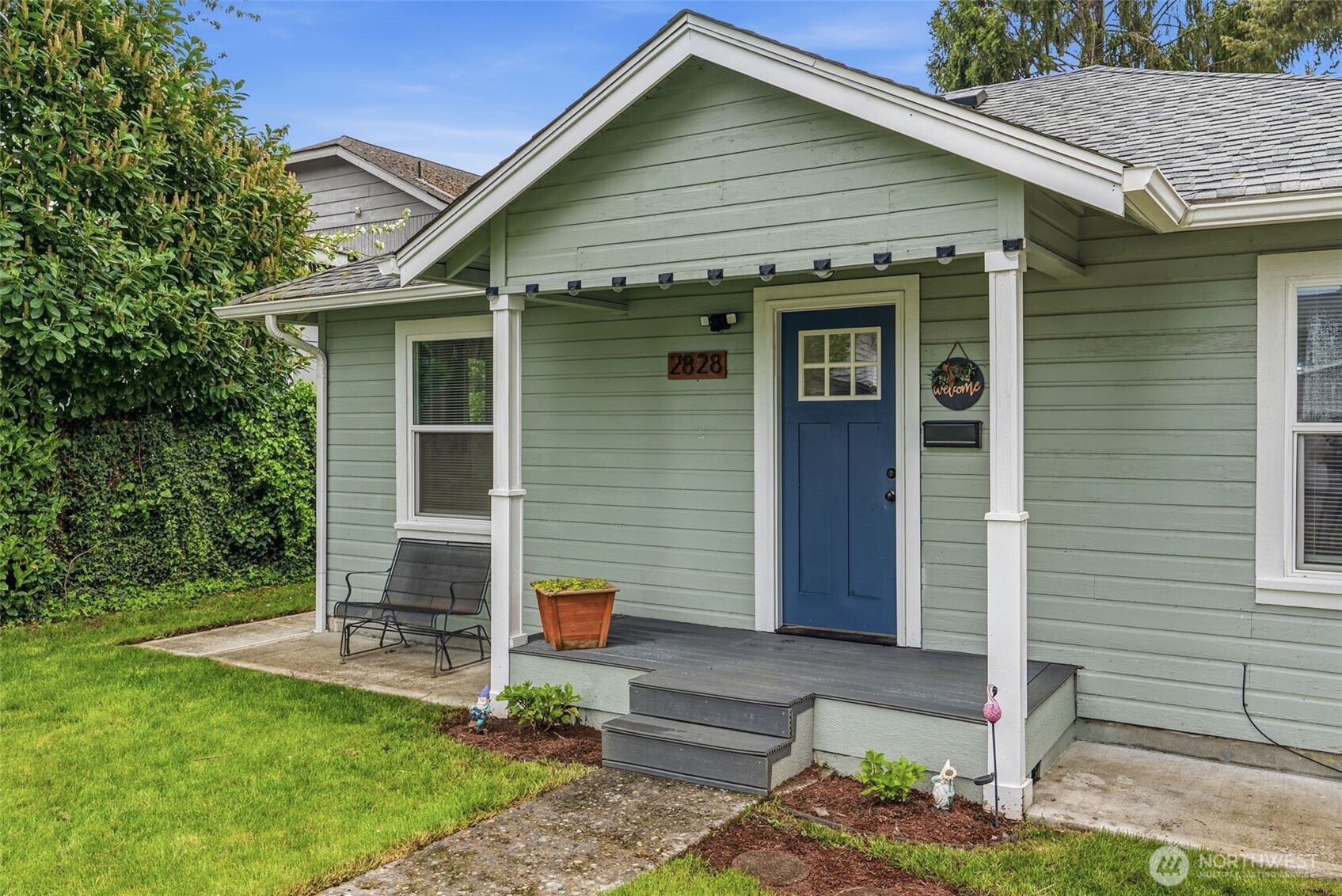 2828 Fir Street Longview, WA 98632 - Photo 2 of 18 a front view of a house with garden