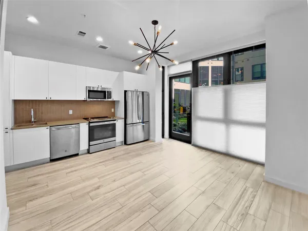 $1,900 | 800 Embassy Drive, Unit 123, Austin, TX 78702