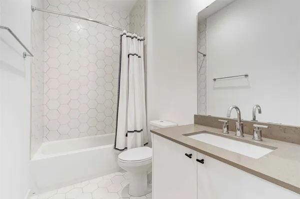 $1,900 | 800 Embassy Drive, Unit 123, Austin, TX 78702