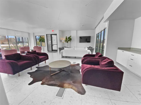 $1,900 | 800 Embassy Drive, Unit 123, Austin, TX 78702