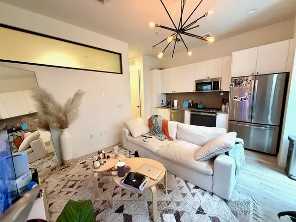 $1,900 | 800 Embassy Drive, Unit 123, Austin, TX 78702