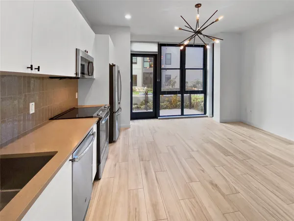 $1,900 | 800 Embassy Drive, Unit 123, Austin, TX 78702