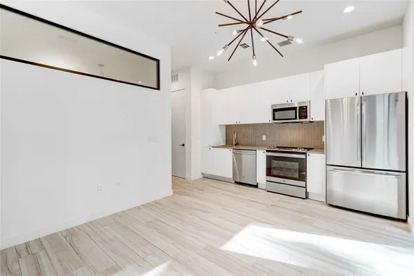 $1,900 | 800 Embassy Drive, Unit 123, Austin, TX 78702