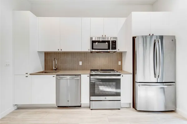 $1,900 | 800 Embassy Drive, Unit 123, Austin, TX 78702