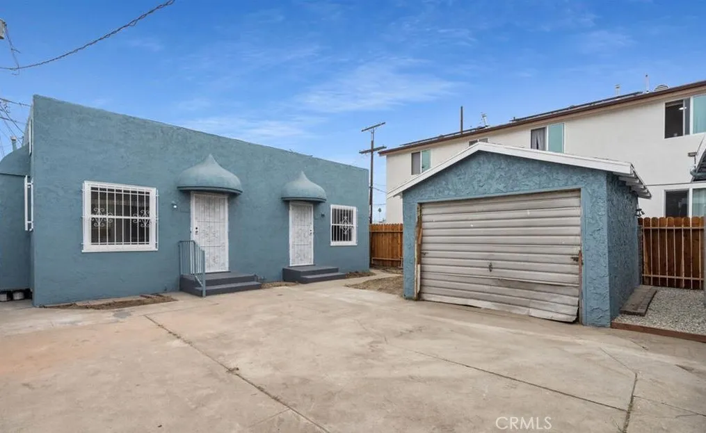 456 West 59th Place Los Angeles, CA 90003 - Photo 7 of 21 a house with a outdoor space