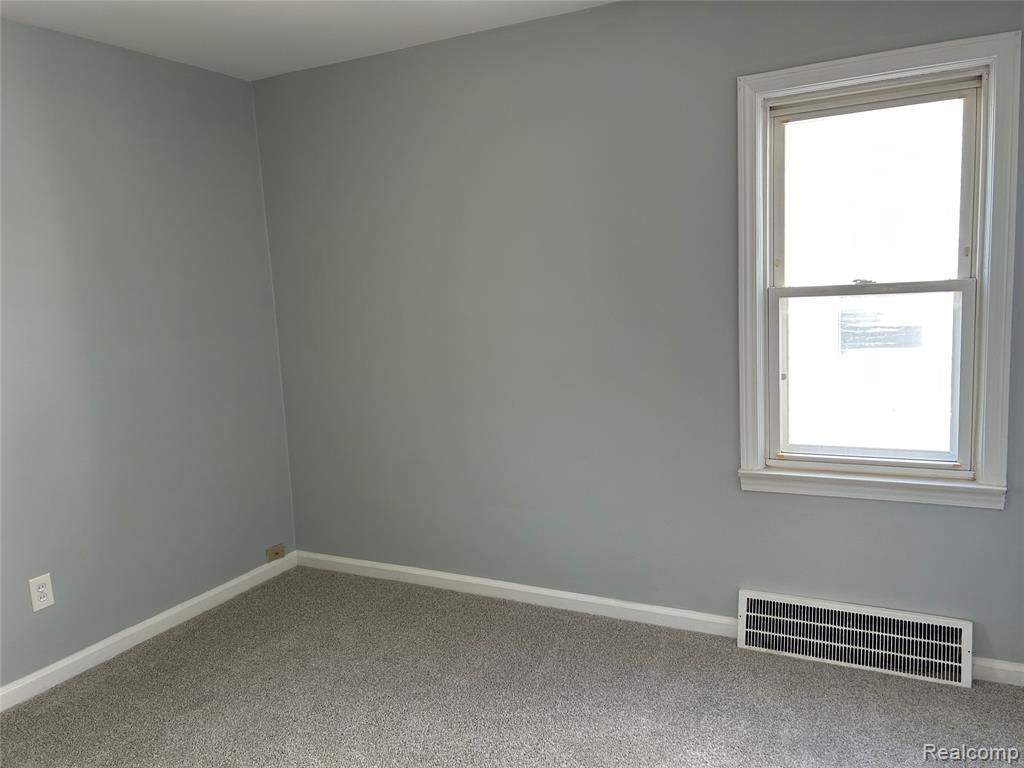 7546 Sterling Street Center Line, MI 48015 - Photo 11 of 29