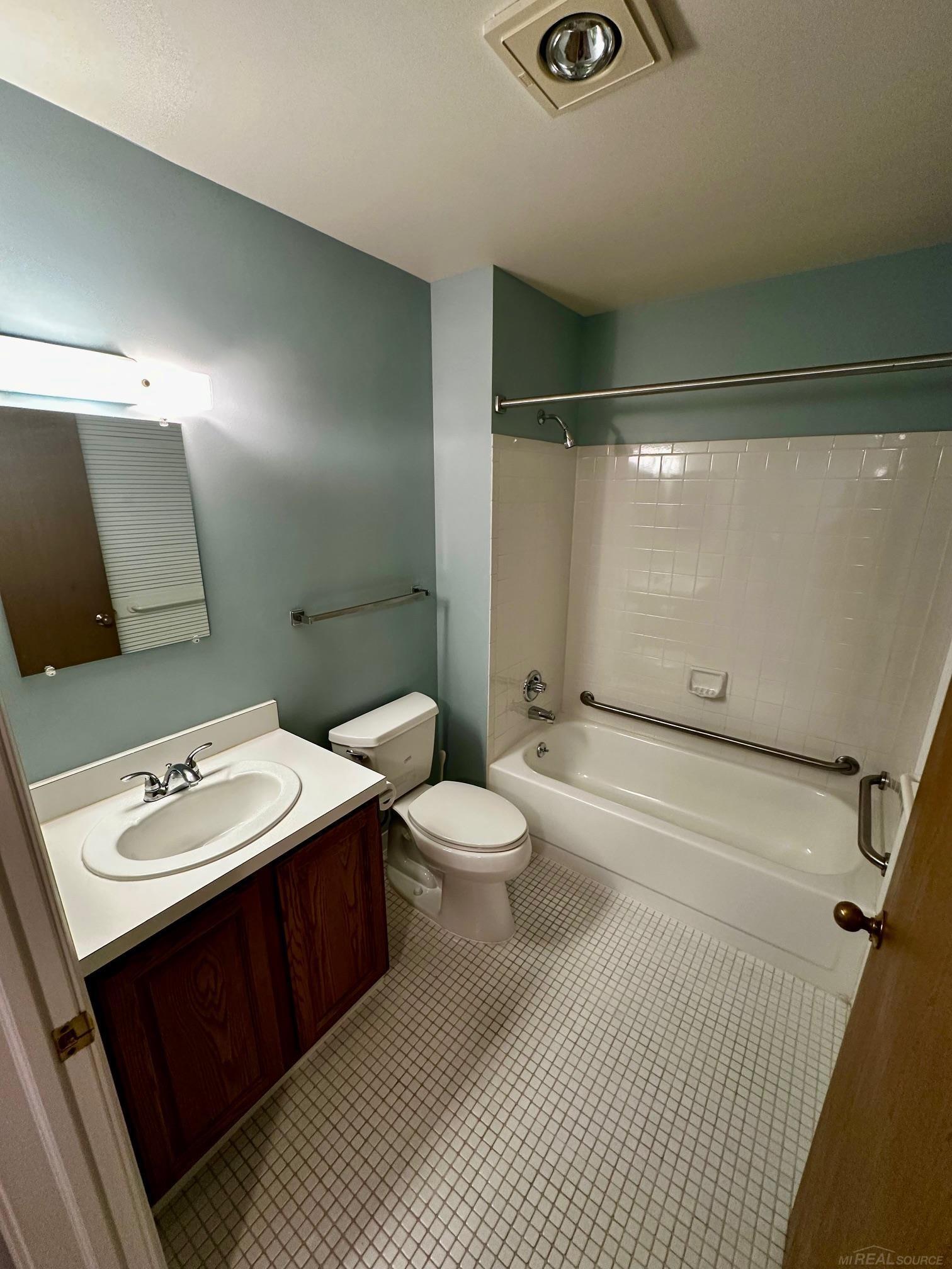 932 Wexford Way Rochester, MI 48307 - Photo 13 of 18 50182894-8135d22a-e311-482a-bd6c-b98650a5c708.JPG