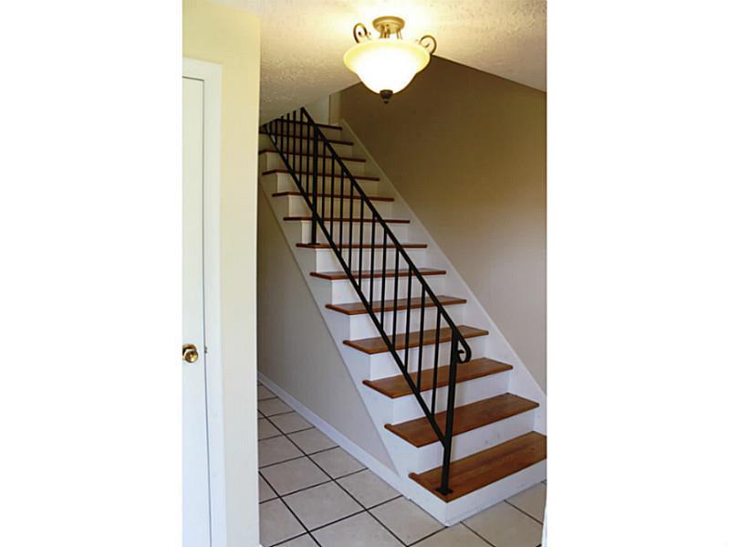 169 North Jamestown Road Coraopolis, PA 15108 - Photo 5 of 24 Entry/Foyer.