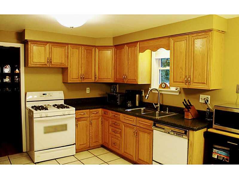 169 North Jamestown Road Coraopolis, PA 15108 - Photo 9 of 24 Kitchen.