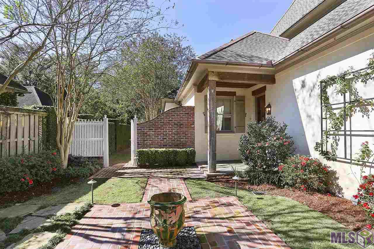 6123 Moss Lane Baton Rouge, LA 70808 - Photo 13 of 40 Back Entry Courtyard and gate to Dog Run