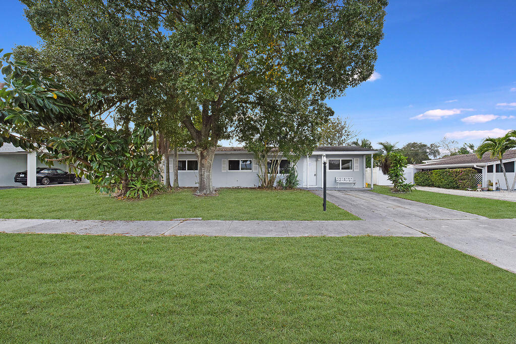 a view of outdoor space yard and porch