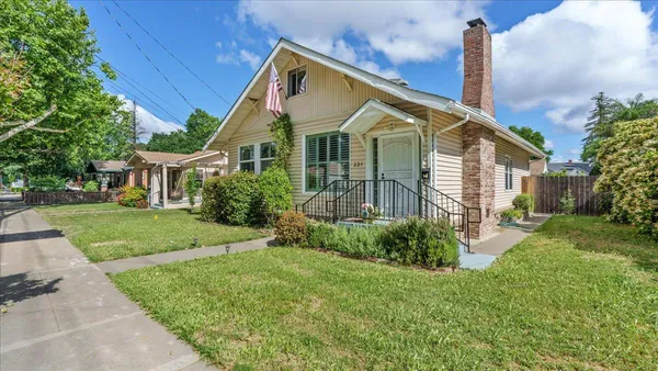 a view of a yard in front of house