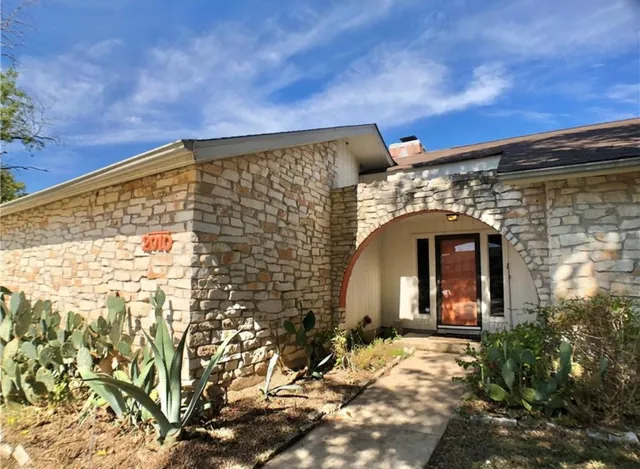 $2,300 | 2010 Abbey Circle, Austin, TX 78727