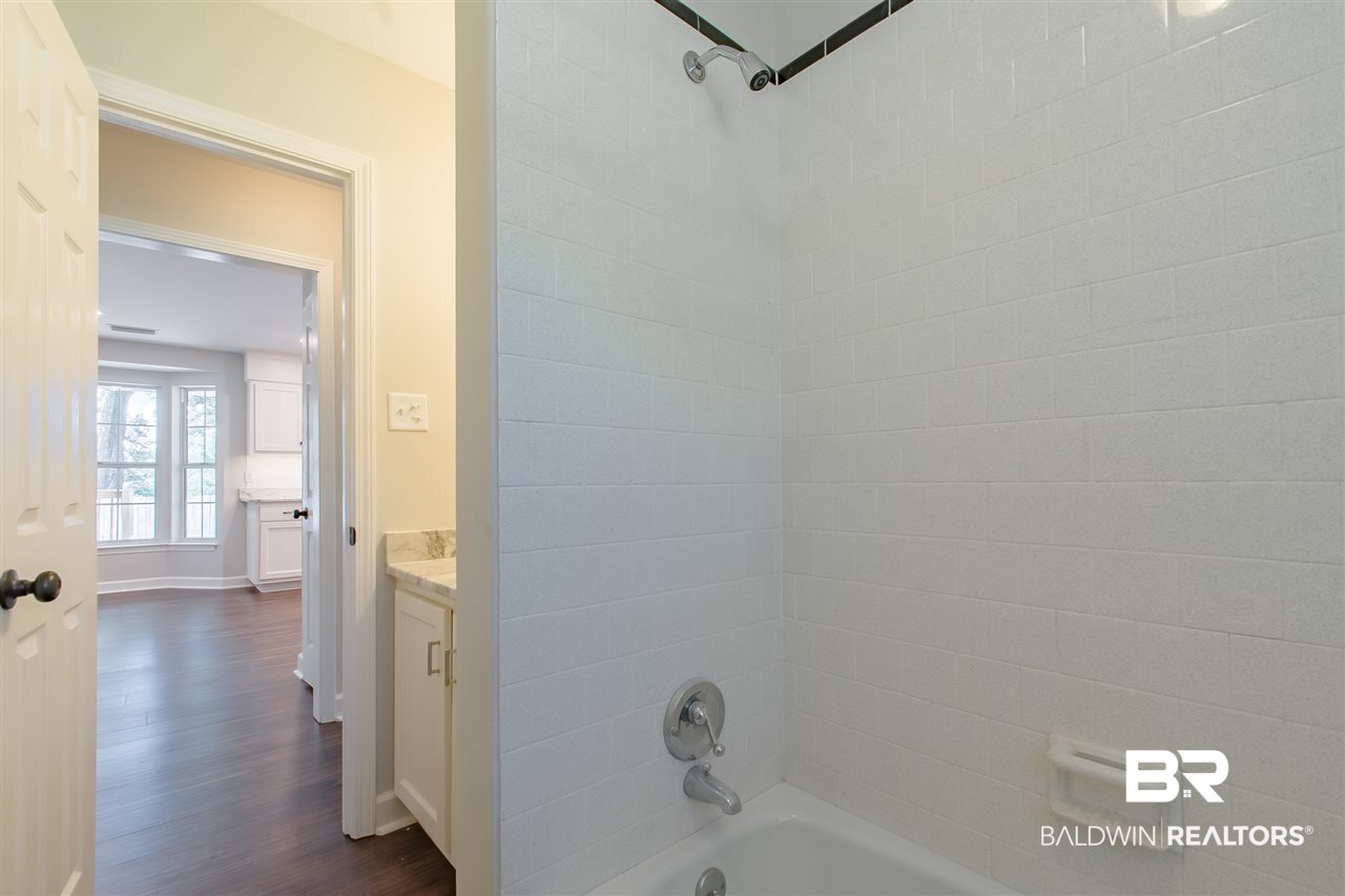 121 Pineridge Road Daphne, AL 36526 - Photo 33 of 41 Hall or Guest Bath