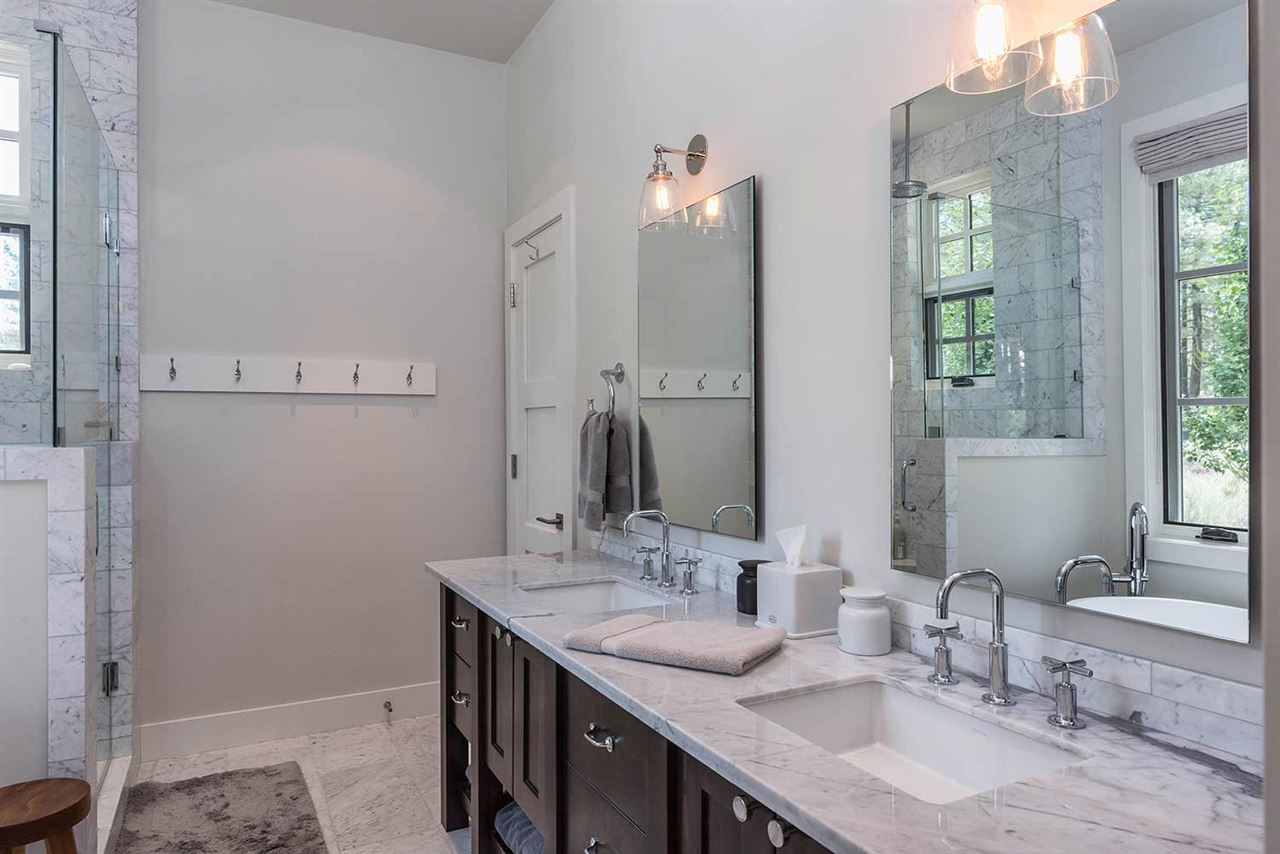 11081 Henness Road Truckee, CA 96161 - Photo 9 of 14 Beautiful bathrooms