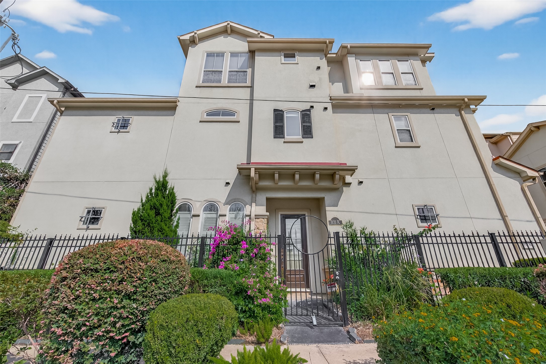 931 West 23rd Street, Unit K Houston, TX 77008 - Photo 2 of 40 David Weekly 3 bedroom 3.5 bath plus study and 21'2" x 18'2" 2 car garage in the heart of Shady Acres perfectly situated down the street from Wright-Bembry Park. 2021 HVAC, 2021 water heater and 2024 interior paint.