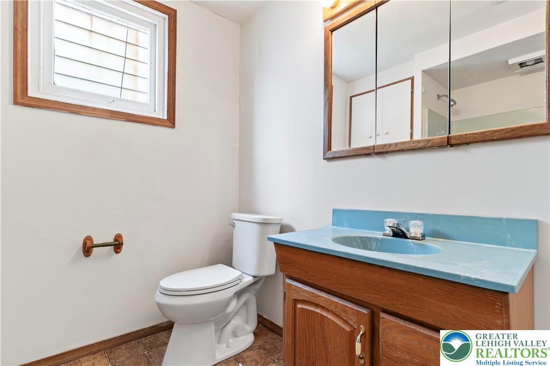 624 Cleveland Street Allentown, PA 18103 - Photo 17 of 35 a bathroom with a toilet a sink and mirror