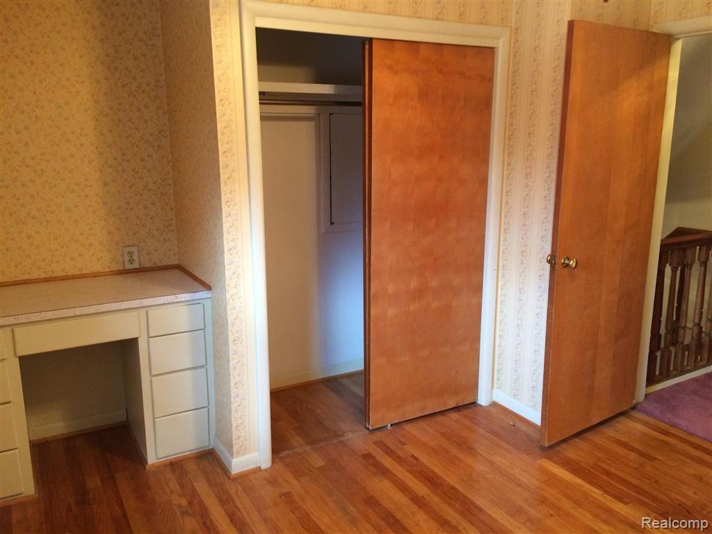 375 Triangle Lake Road Howell, MI 48843 - Photo 18 of 32 Third bedroom with sliding closet door and built in desk.