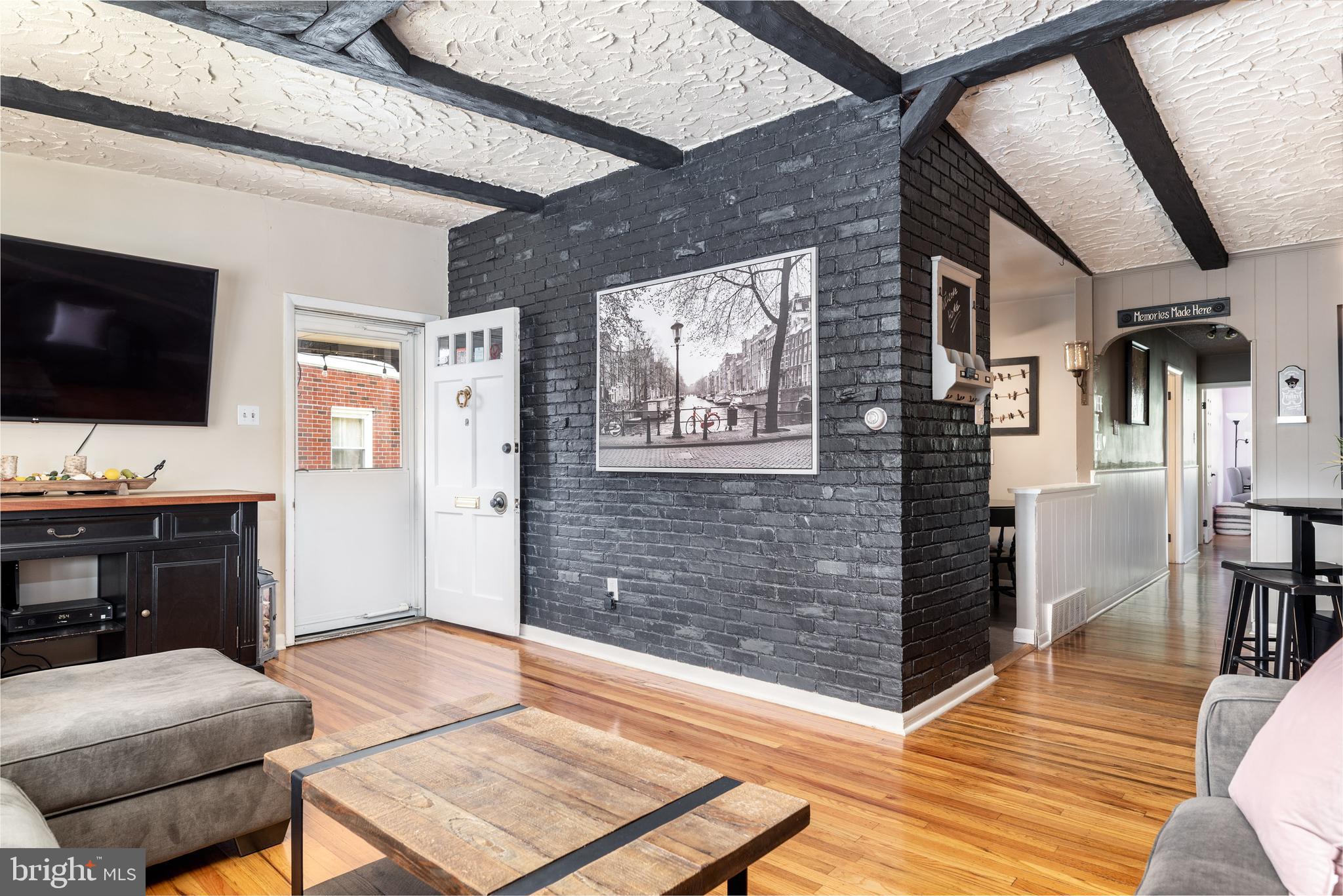 7263 Hill Road Philadelphia, PA 19128 - Photo 3 of 24 Living Room.