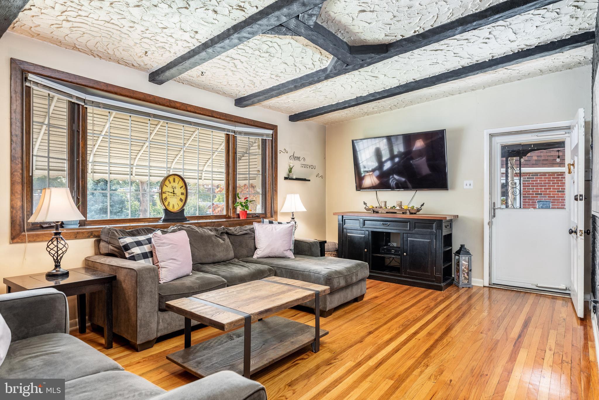 7263 Hill Road Philadelphia, PA 19128 - Photo 4 of 24 Living Room.