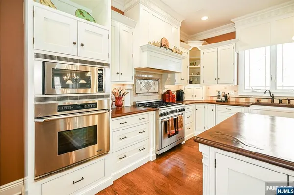 $2,350,000 | 506 Julie Court, Wyckoff, NJ 07481