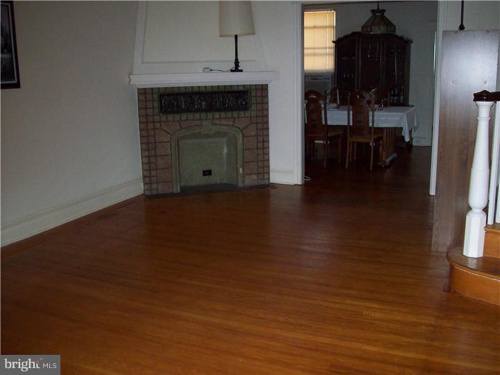 278 Copley Road Upper Darby, PA 19082 - Photo 4 of 18 Living Room