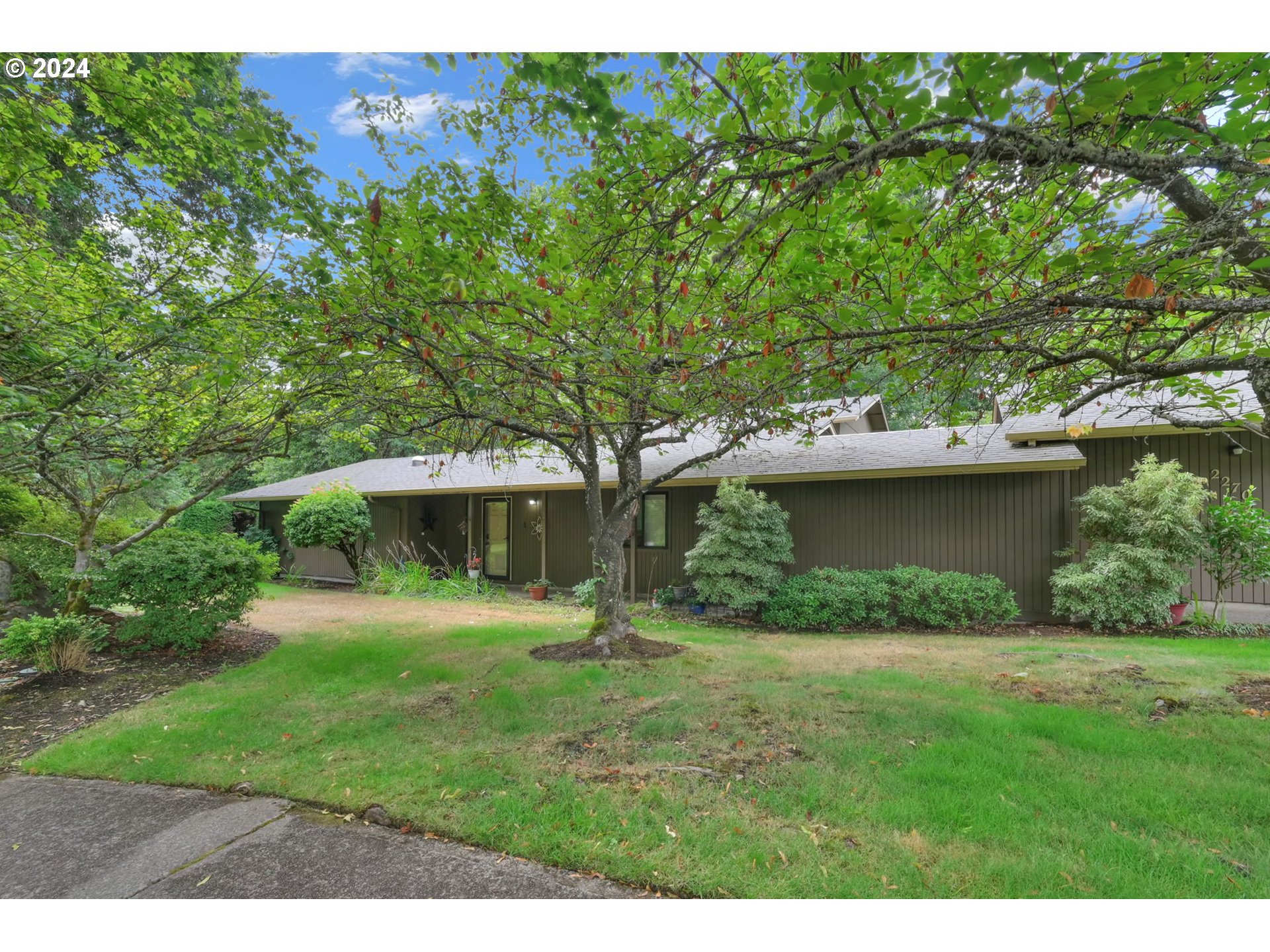2270 Ridgeway Drive Eugene, OR 97401 - Photo 2 of 46 Gallery Image 2