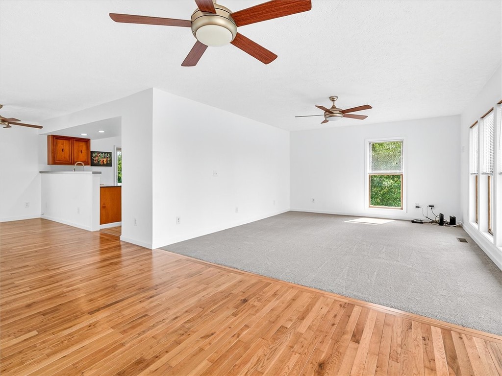 14462 Lakeshore Road Carlton, NY 14477 - Photo 11 of 33 Living area/living room