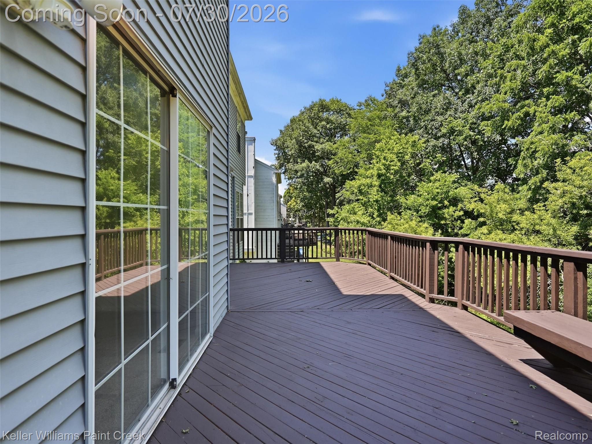 543 Arlington Drive Rochester, MI 48307 - Photo 39 of 59 Spacious outdoor deck featuring dark wood-finish flooring, a built-in bench, and perimeter railings