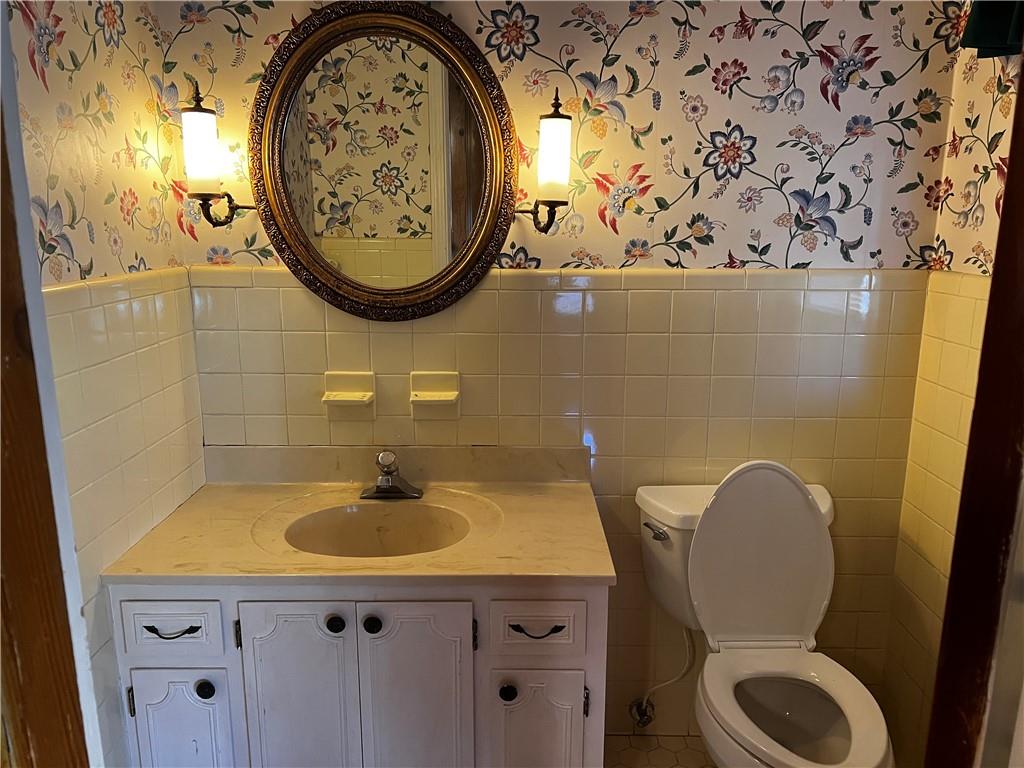606 Pisgah Way Calhoun, GA 30701 - Photo 13 of 18 a bathroom with a toilet and a sink