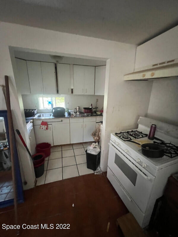 342 Gray Road Melbourne, FL 32904 - Photo 4 of 6 a kitchen with a stove and a refrigerator