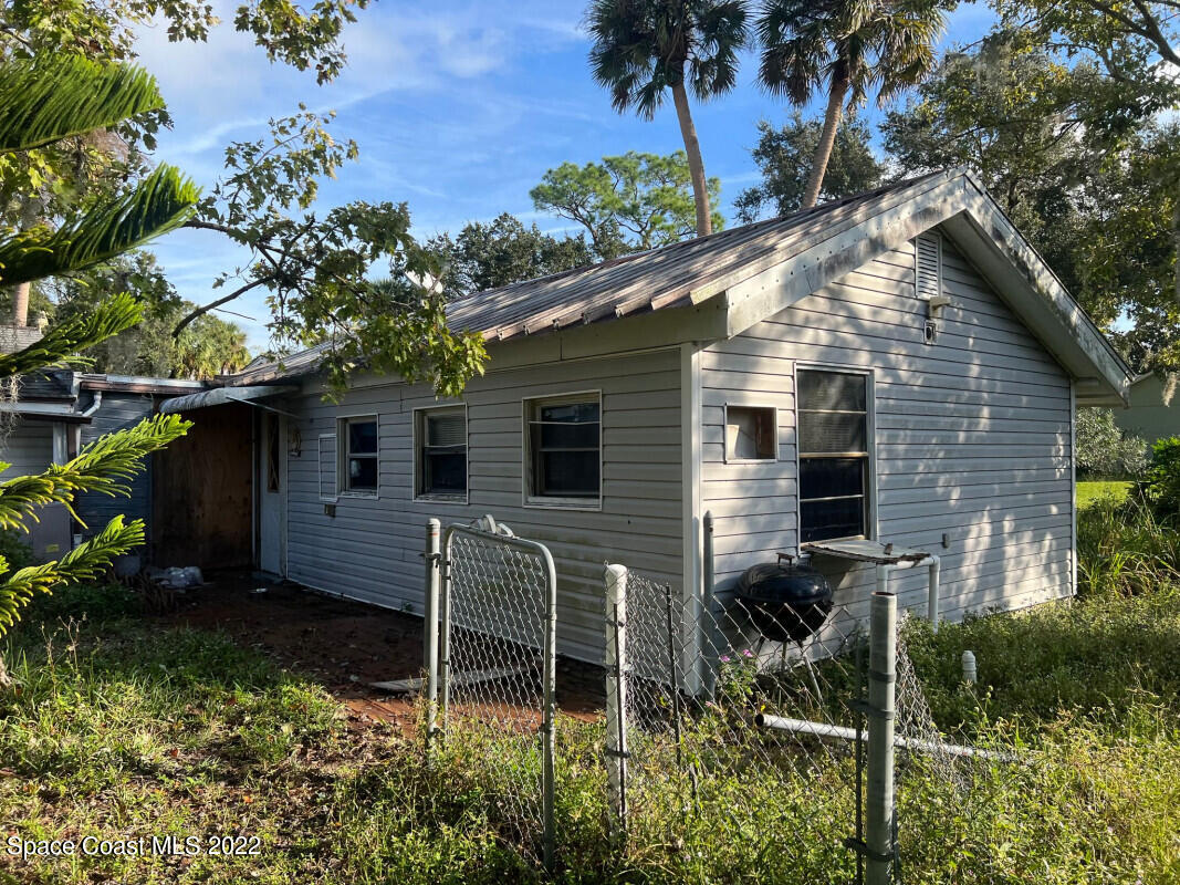 342 Gray Road Melbourne, FL 32904 - Photo 5 of 6 a backyard of a house with lots of green space