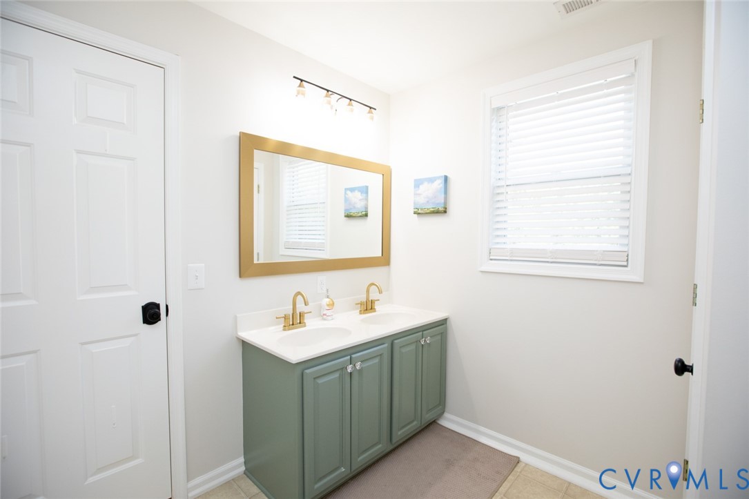 385 Asal Road Farmville, VA 23901 - Photo 34 of 68 Jack and Jill upper bedroom