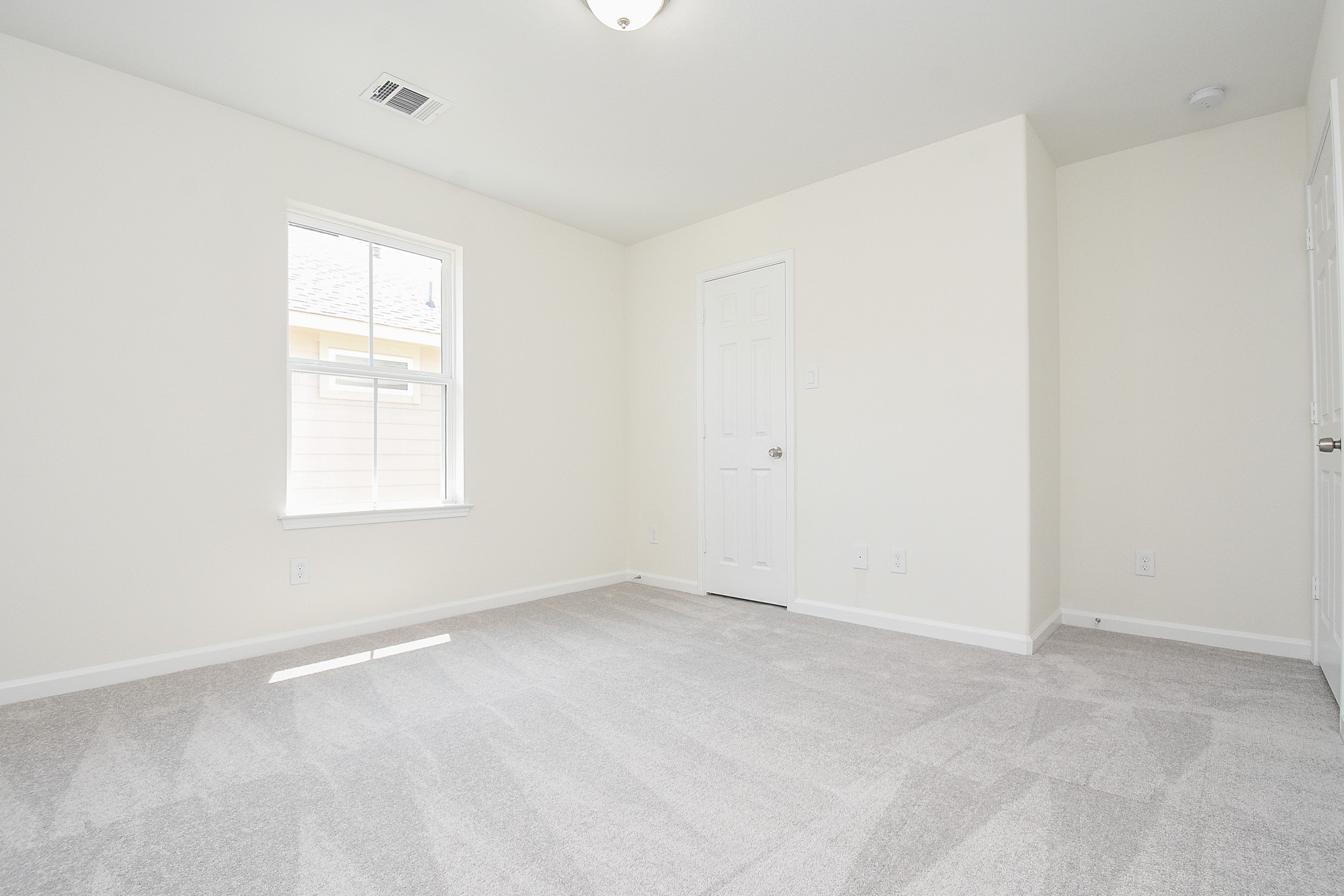2811 Topiary Lane Houston, TX 77014 - Photo 26 of 32 an empty room with a window