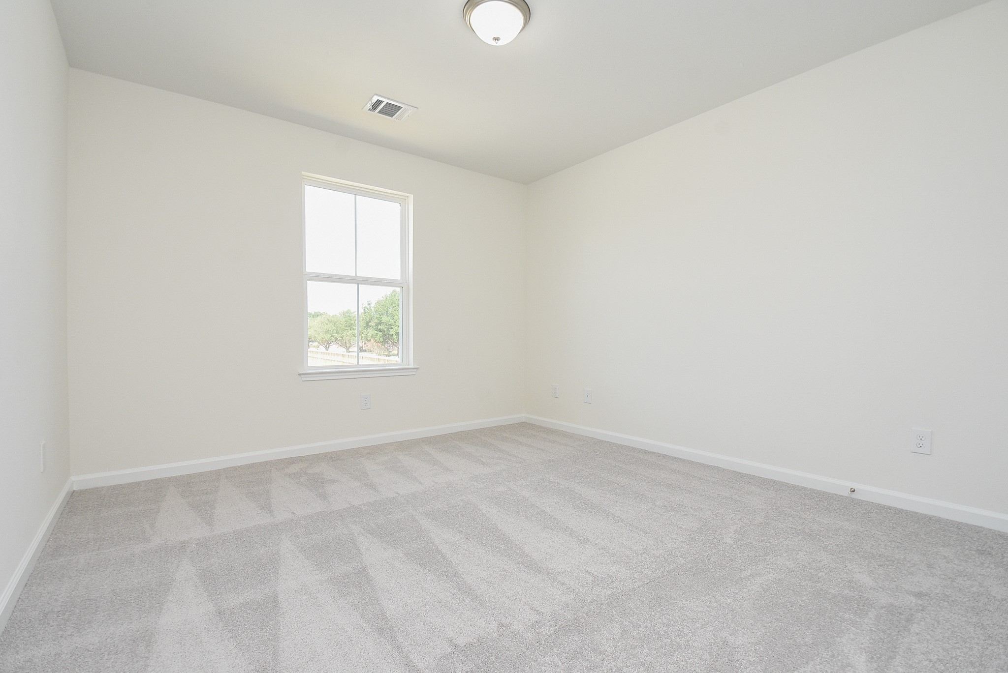 2811 Topiary Lane Houston, TX 77014 - Photo 27 of 32 an empty room with windows