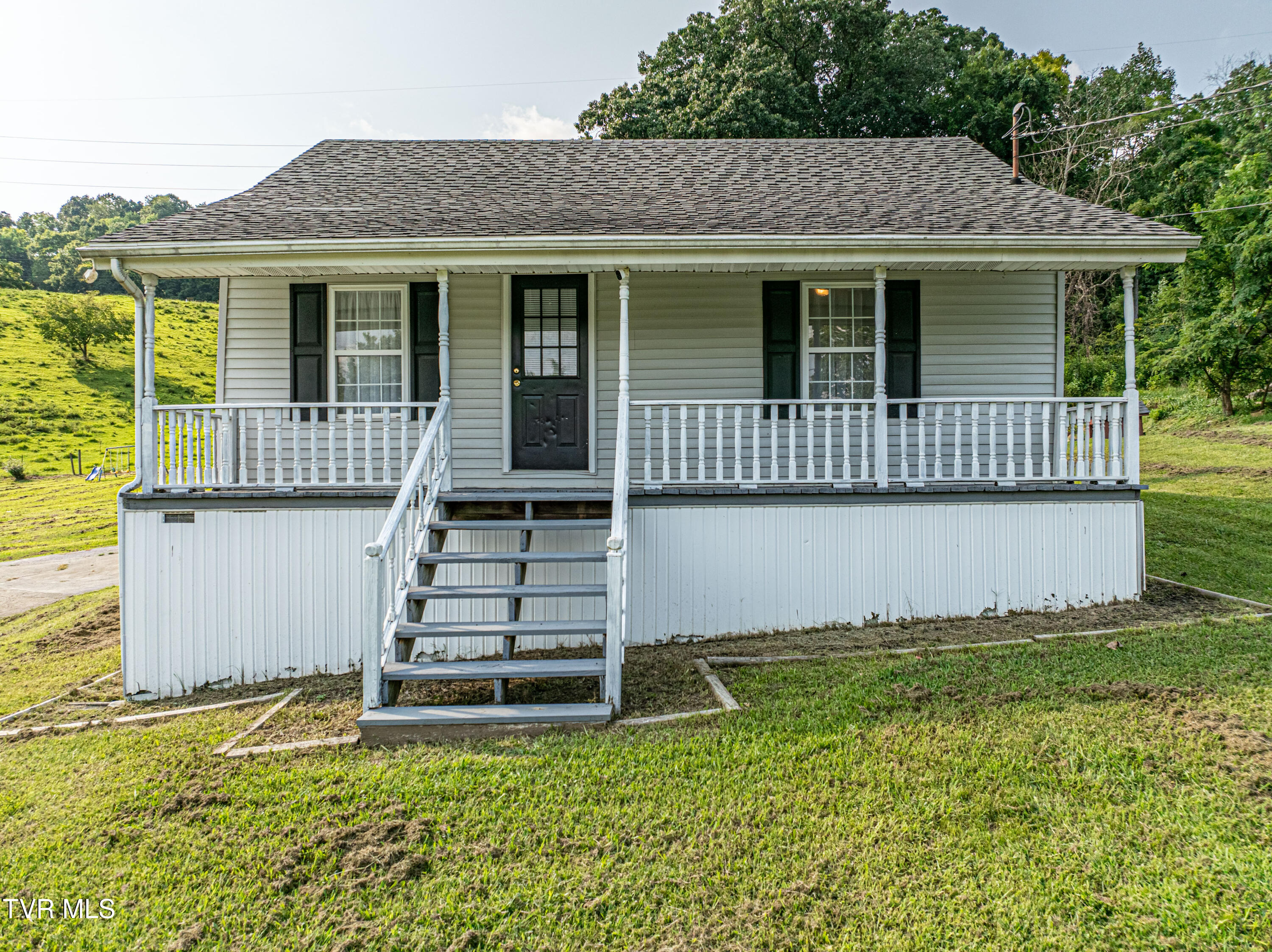 9025 Nininger Road Bristol, VA 24202 - Photo 7 of 46 Come on in!
