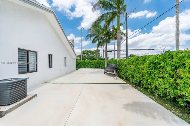 a view of a livingroom with furniture