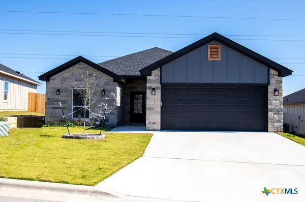 a front view of house with yard