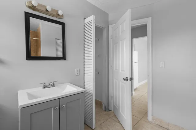 $1,700 | 3721 Henry Avenue, Unit A (UPPER), West Palm Beach, FL 33405