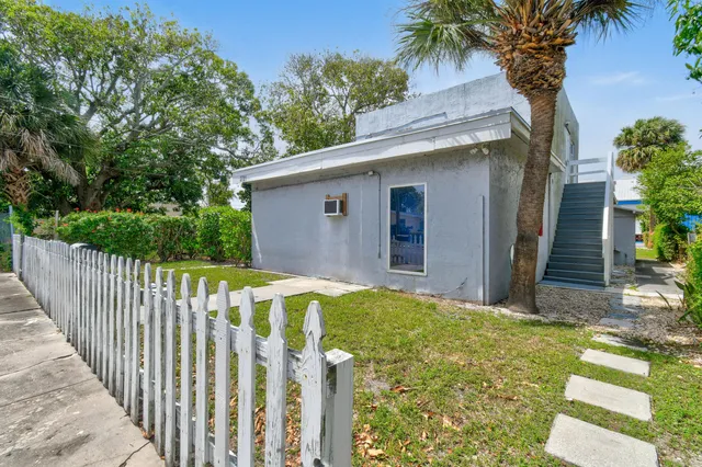 $1,700 | 3721 Henry Avenue, Unit A (UPPER), West Palm Beach, FL 33405