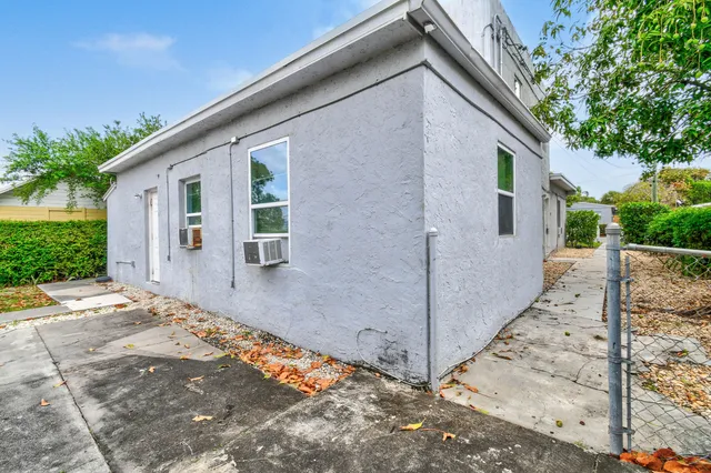 $1,700 | 3721 Henry Avenue, Unit A (UPPER), West Palm Beach, FL 33405