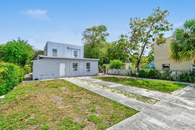 $1,700 | 3721 Henry Avenue, Unit A (UPPER), West Palm Beach, FL 33405