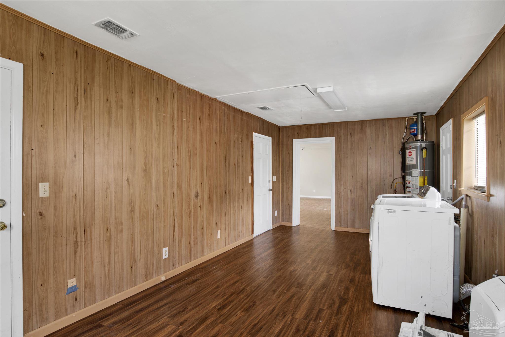 2802 West Gonzalez Street Pensacola, FL 32505 - Photo 20 of 24 a room with furniture and wooden floor
