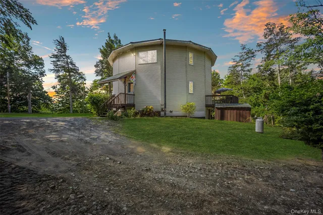 a view of a house with backyard