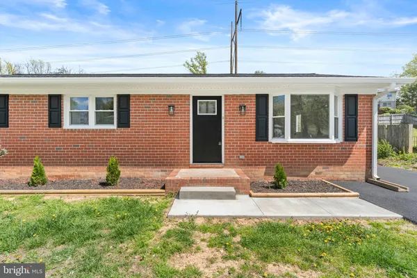 $2,900 | 221 Morningside Drive, Fredericksburg, VA 22401